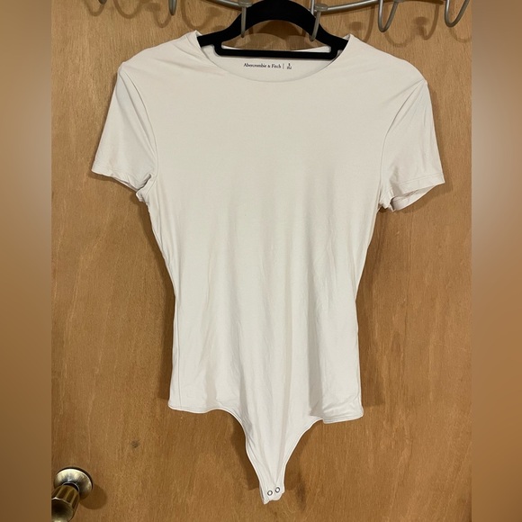 #66- ABERCROMBIE AND FITCH- Short-Sleeve Seamless Fabric Crew Bodysuit - Picture 1 of 3